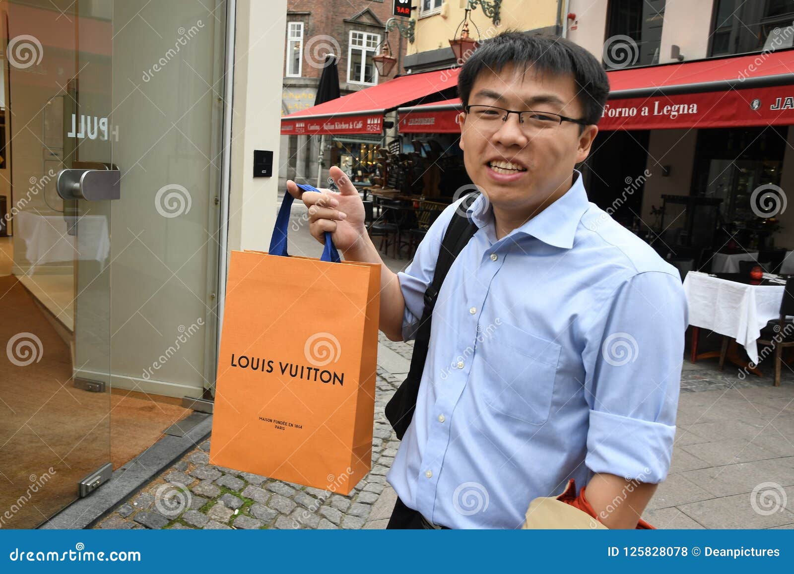ASIAN LOUIS VUITTON SHOPPER WITH SHOPPING BAG Editorial Stock Photo - Image of danmark, consumer ...