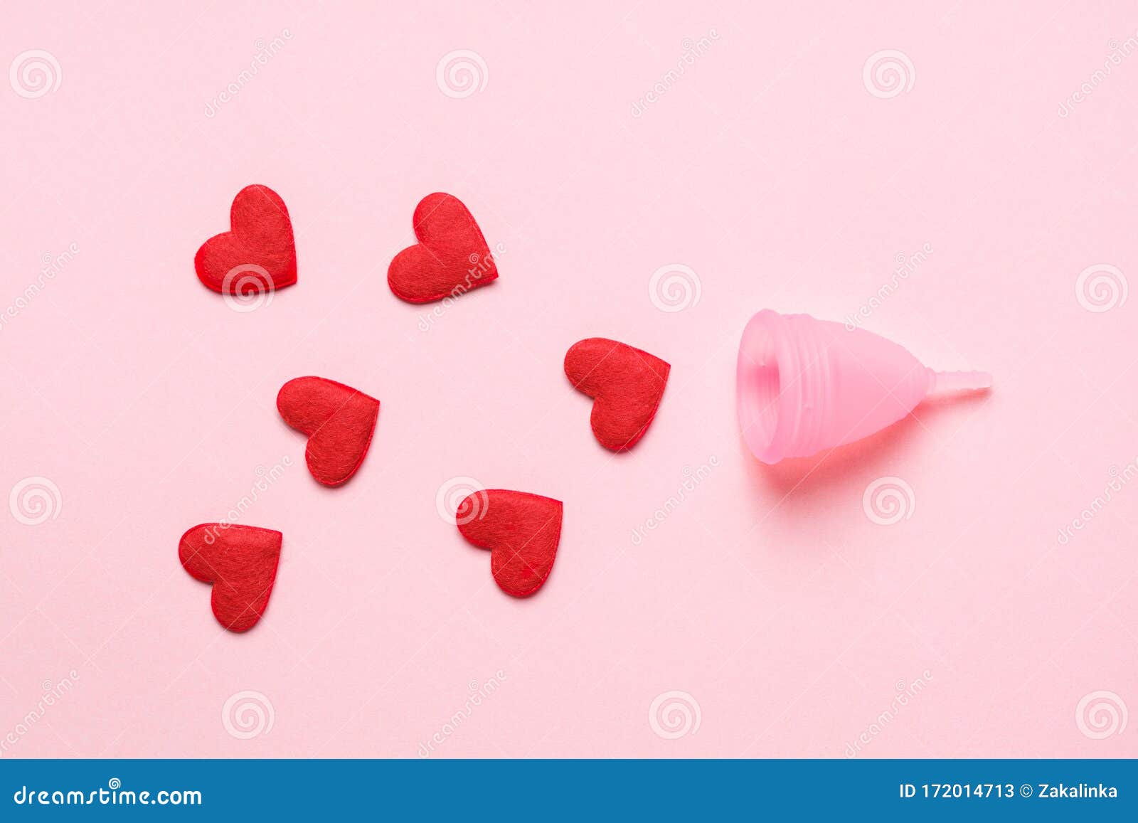 Copo Menstrual Cor-de-rosa E Corações Vermelhos à Medida Que O Sangue Cai  Isolado No Ciclo De Menstruação Rosa Mulheres Saúde Gine Imagem de Stock -  Imagem de produto, higiênico: 172014713
