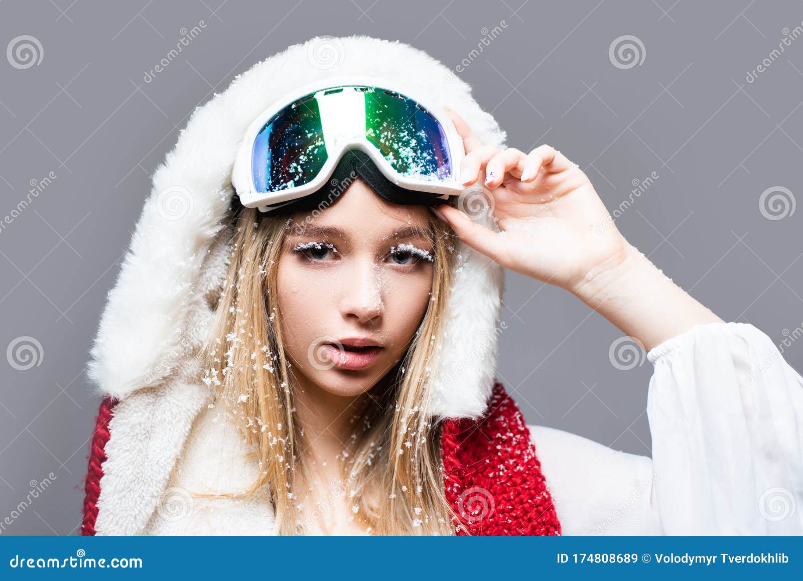 Copos De Nieve En Las Pestañas. Snowboard Chica En Gafas De Seguridad.  Invierno. Retrato De Primer Plano De Niña Esquiadora Sonrie Imagen de  archivo - Imagen de adorable, hospitalidad: 174808689