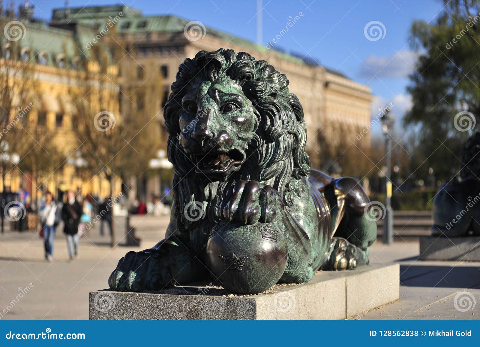 dokumentarfilm astronaut Kong Lear Copper Lying Lion with a Ball in Its Paw Stock Photo - Image of guard,  european: 128562838