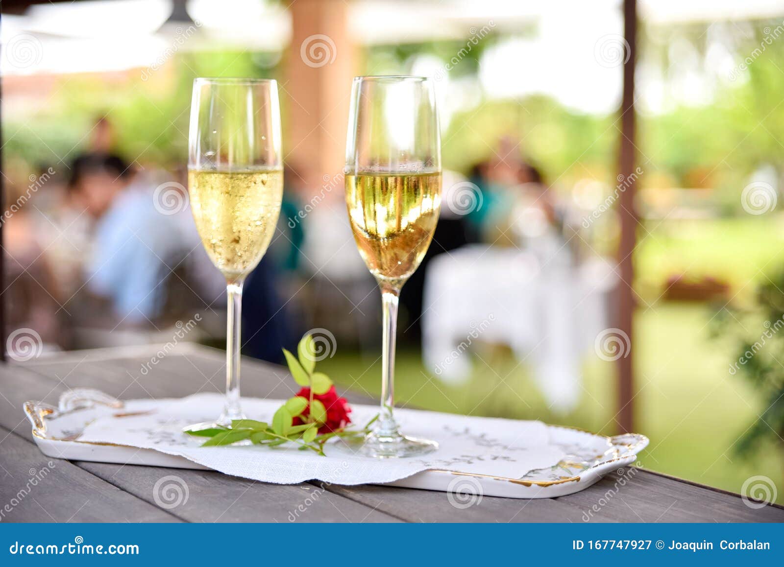 Coppia Di Bicchieri Di Champagne Su Un Vassoio Per Celebrare L'amore Di Una  Coppia Immagine Stock - Immagine di anniversario, bevanda: 167747927