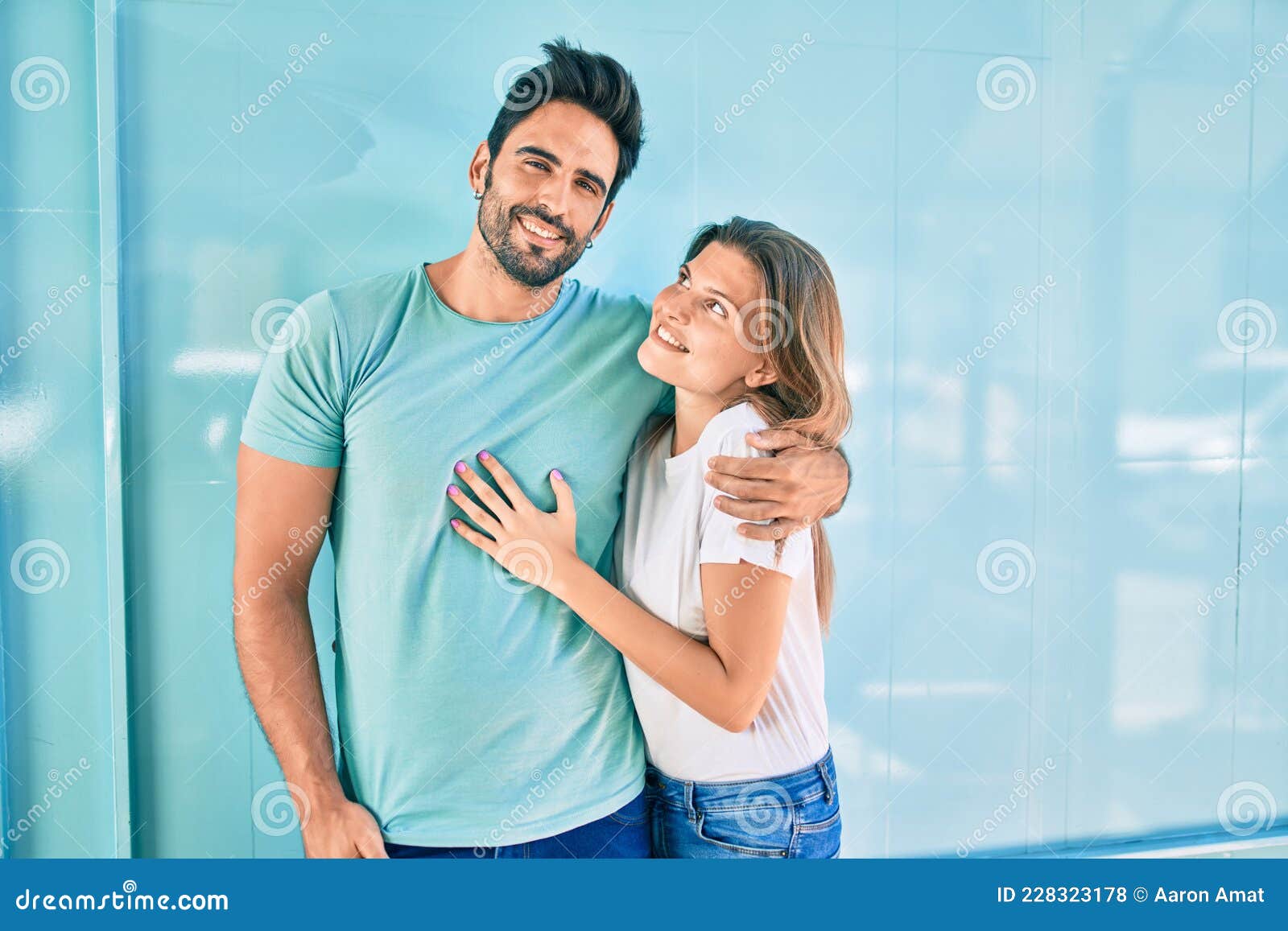 Coppia Di Giovani Fidanzati Che Si Abbracciano Insieme Innamorati  Fotografia Stock - Immagine di felicità, felice: 228323178