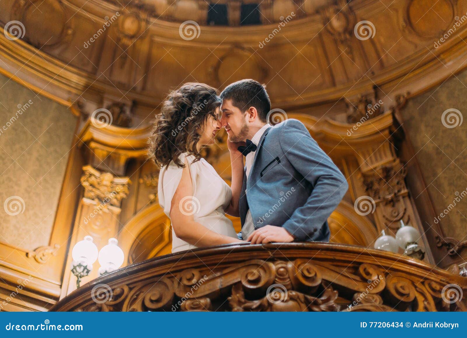 Vecchio interiore del palazzo scale di legno fotografia stock ...