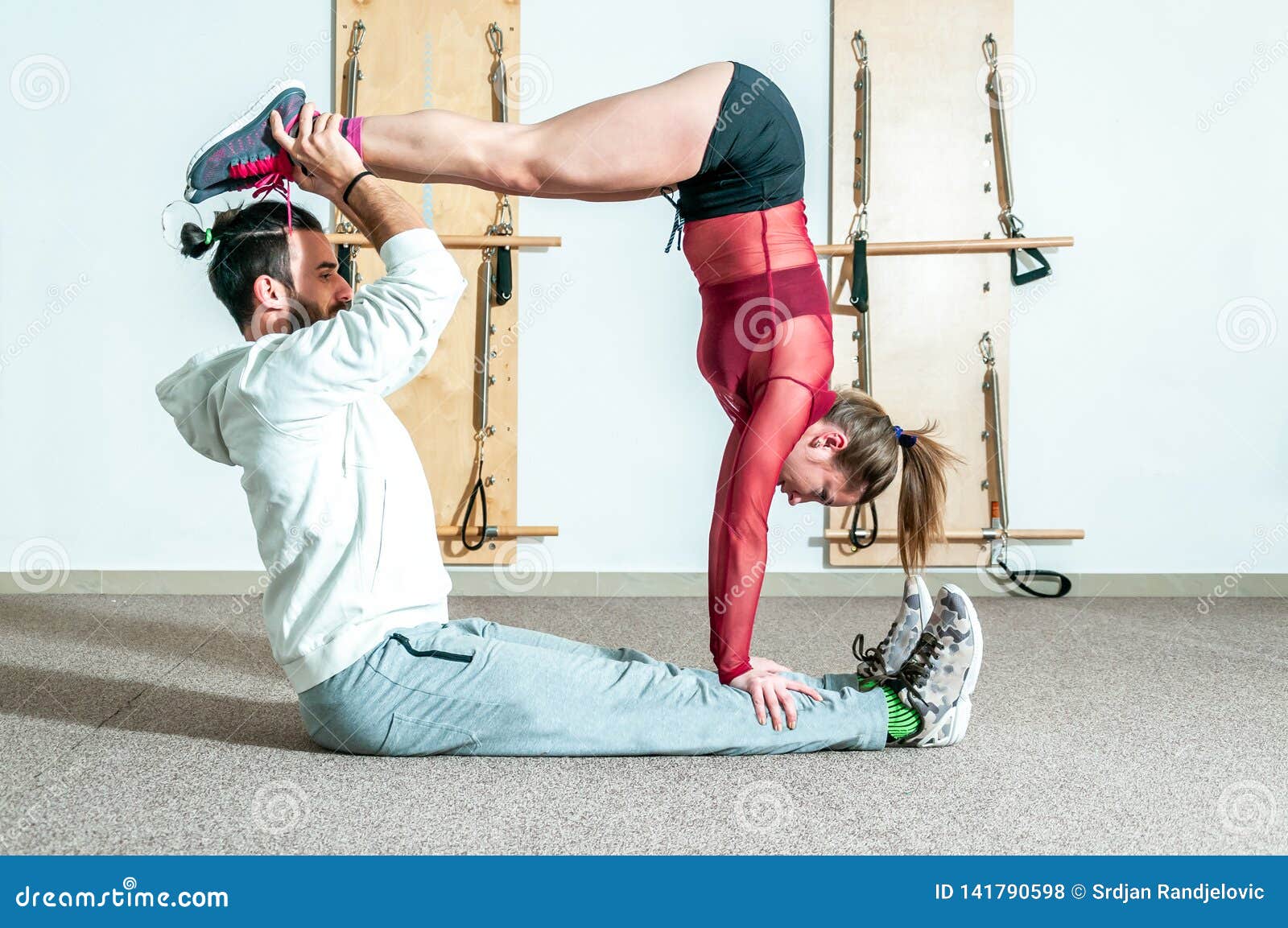 Coppie Acrobatiche Di Giovane Forma Fisica Sana Di Yoga Divertendosi Nella Palestra Che Esegue E Che Pratica Traini Reale Della G Fotografia Stock Immagine Di Pratica Sana 141790598