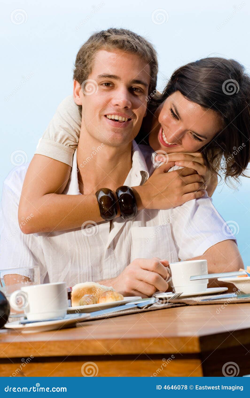 Coppie alla prima colazione. Una coppia giovane alla prima colazione con la vista di oceano dietro