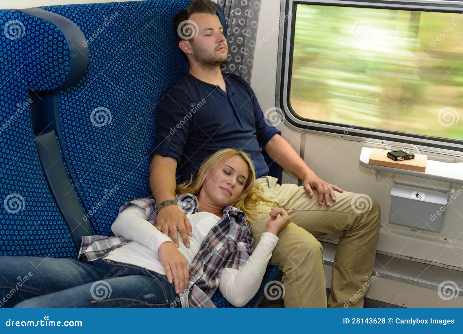 Coppie che dormono nella vacanza dell'uomo della donna del treno. Coppia il sonno nella stenditura romantica dei passeggeri di vacanza degli uomini delle donne del treno