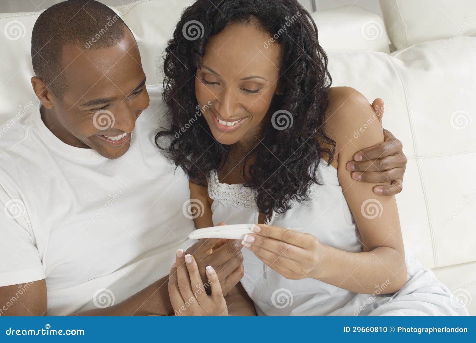 Coppie Che Esaminano Test Di Gravidanza Fotografia Stock ...