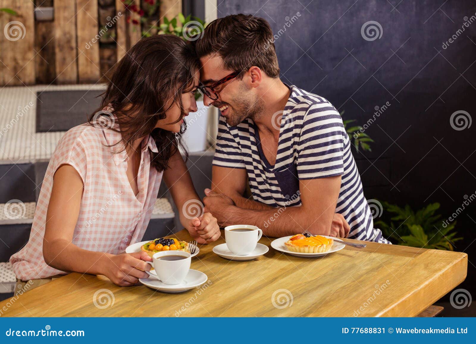 Coppie Che Un Le Loro Teste Immagine Stock - Immagine di casuale, teste