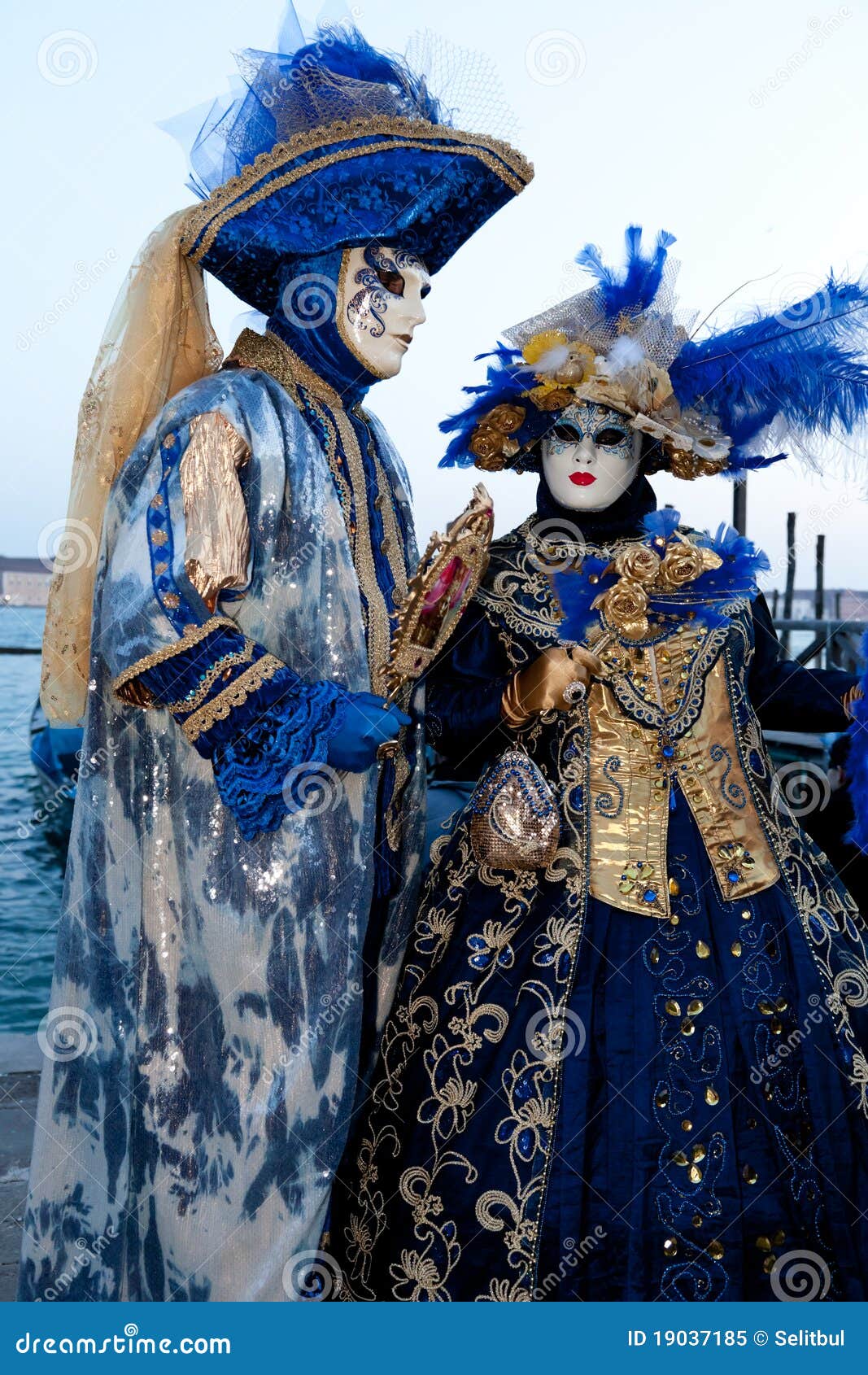 Coppie in Costumi Sul Carnevale Veneziano Immagine Editoriale - Immagine di  colorato, parata: 19037185