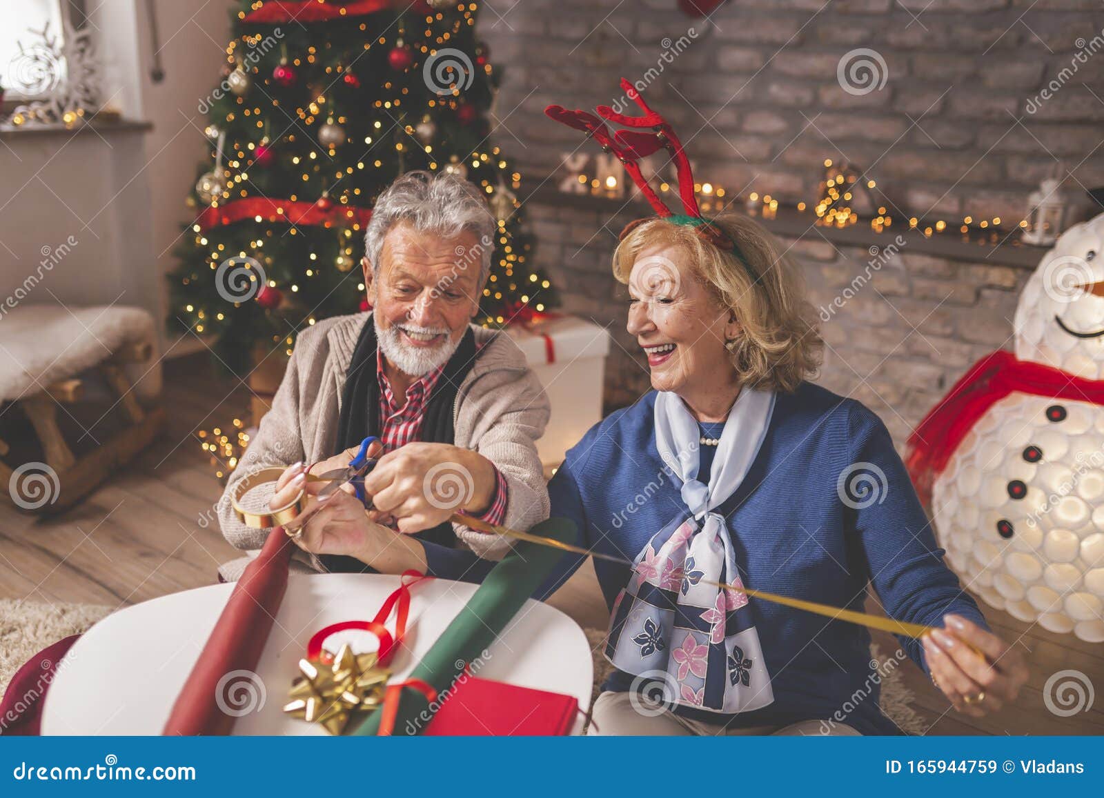 Stock Regali Di Natale.Coppie Di Anziani Che Avvolgono I Regali Di Natale Immagine Stock Immagine Di Dicembre Sposato 165944759