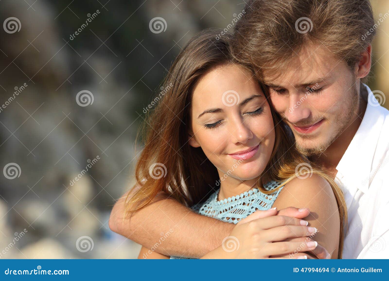 Sognare Ex Fidanzato Che Ti Abbraccia Coppie Nell'amore Che Abbraccia E Che Ritiene Il Romance Fotografia