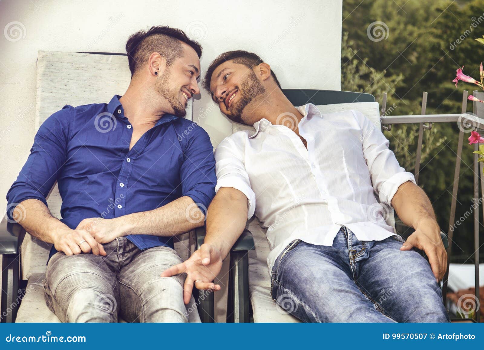 Coppie Omosessuali Sulle Sedie Al Balcone Immagine Stock Immagine Di