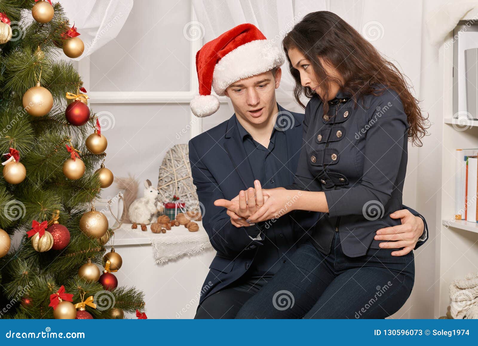 Regali Di Natale Romantici.Coppie Romantiche Divertendosi La Ragazza Sta Sedendosi Su Santa Vuole Molti Regali E Fa I Desideri Albero Di Natale Con Il De Immagine Stock Immagine Di Regalo Risata 130596073