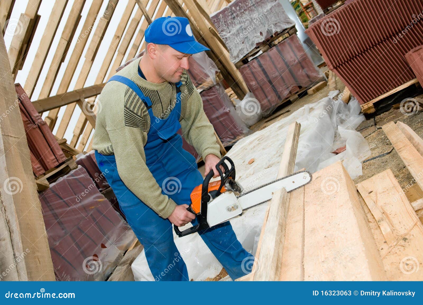 Coprire funziona con la sega portatile. L'operaio del costruttore a tetto lavora il legname di legno di taglio con la sega po?table