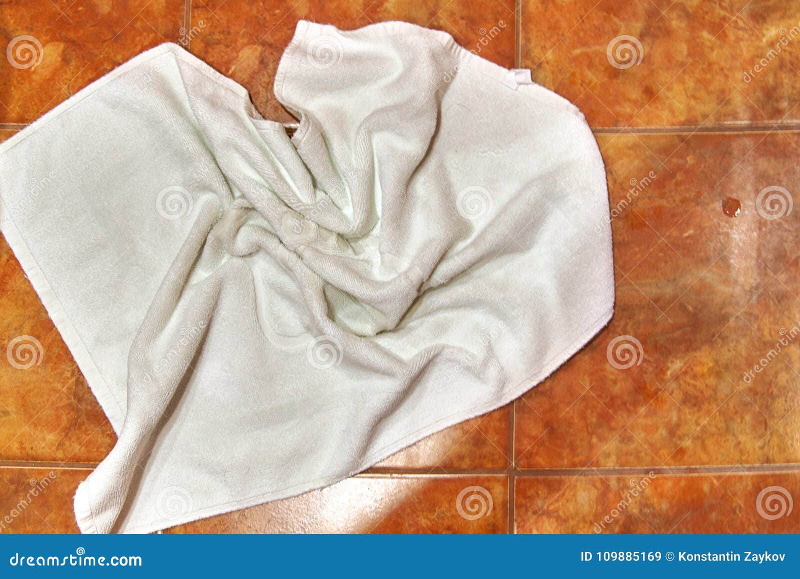 Брошенное полотенце. Белое полотенце на полу. Полотенце в ванной на полу белое. Полотенце валяется на полу. Полотенце лежит.