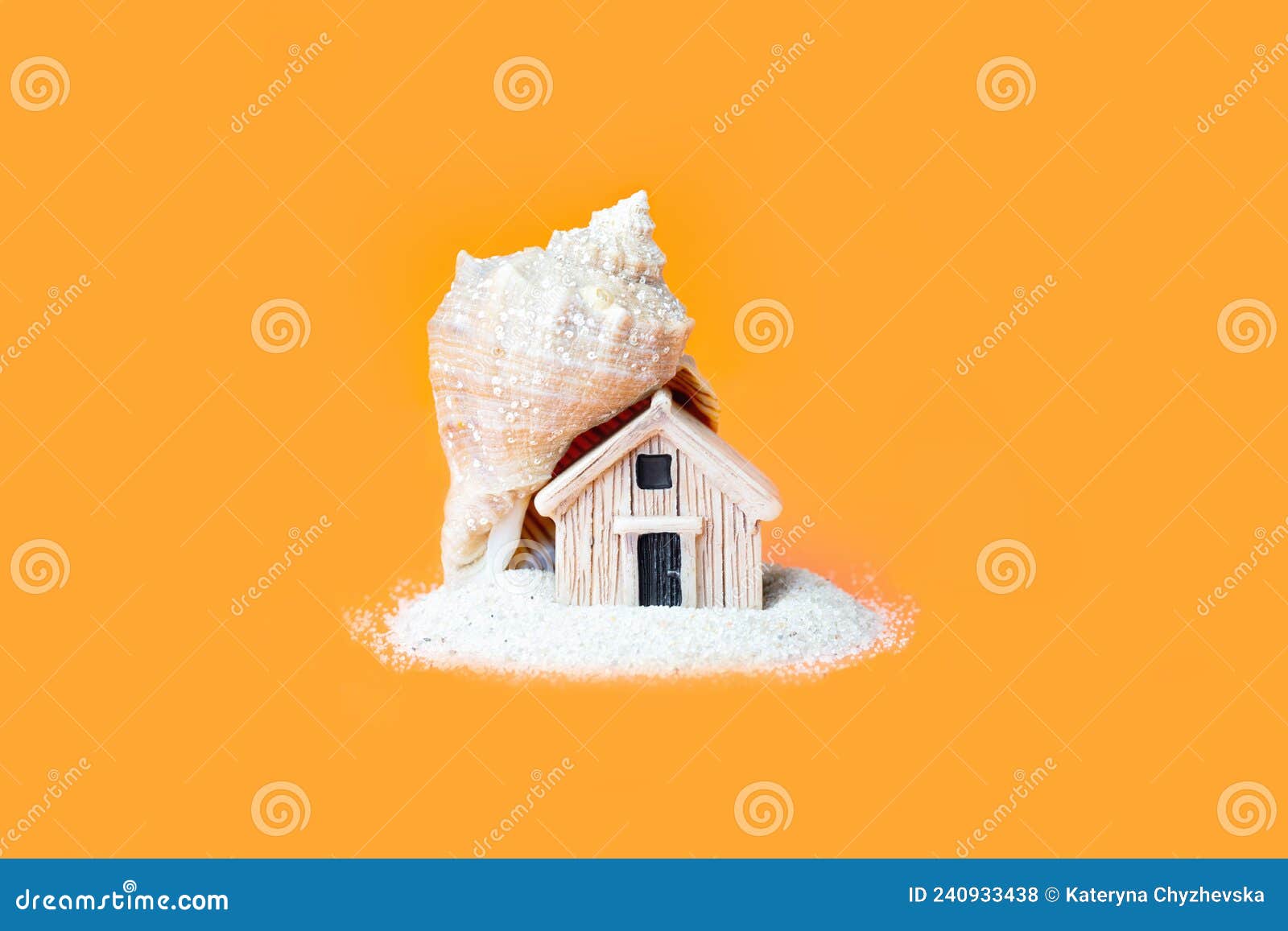 Photo D'un Modèle De Maison Miniature Sur Une Plage De Sable