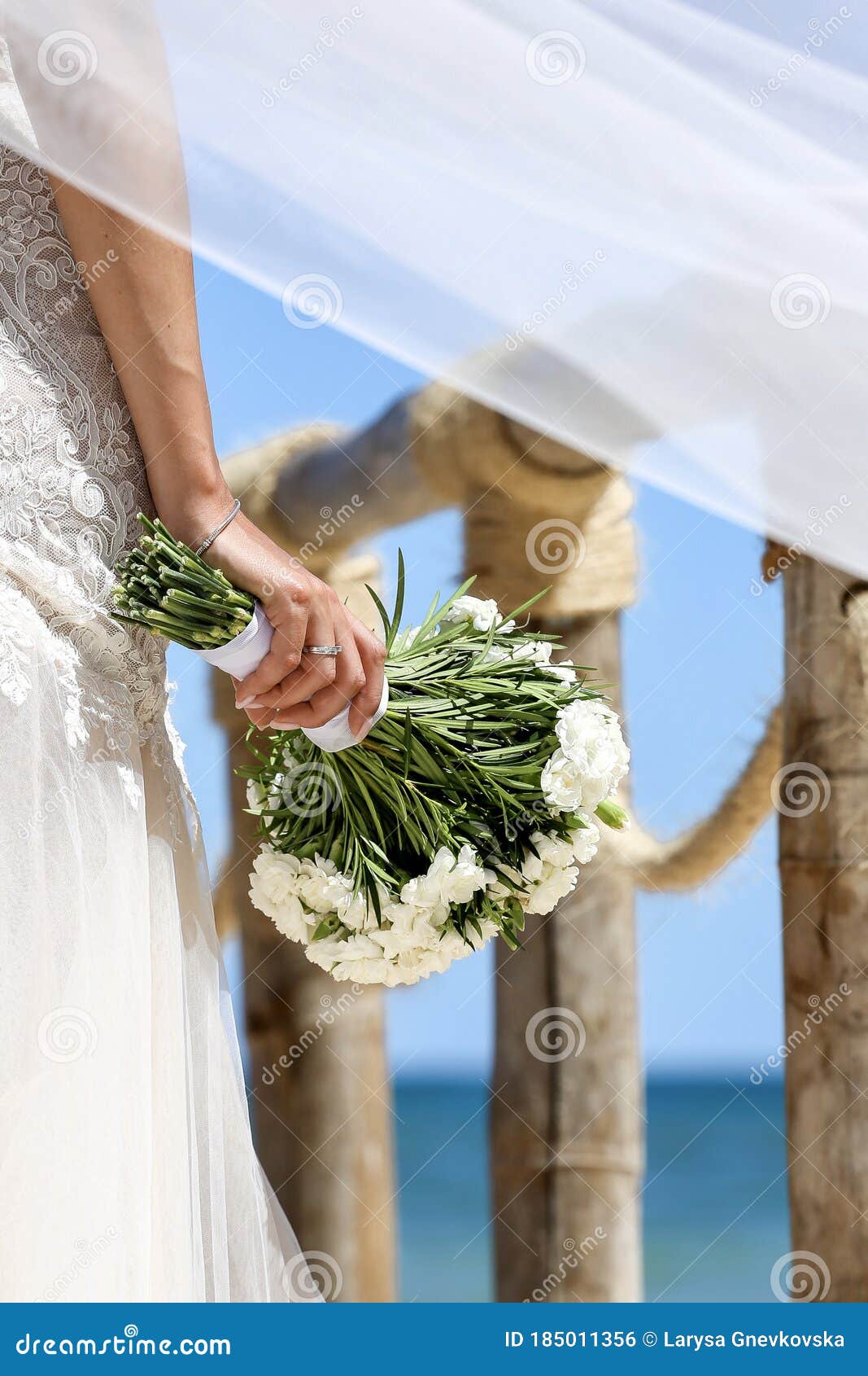 Cor Branca Da Noiva Do Buquê Das Flores Na Mão Como Fundo Foto de Stock -  Imagem de noivas, violeta: 185011356