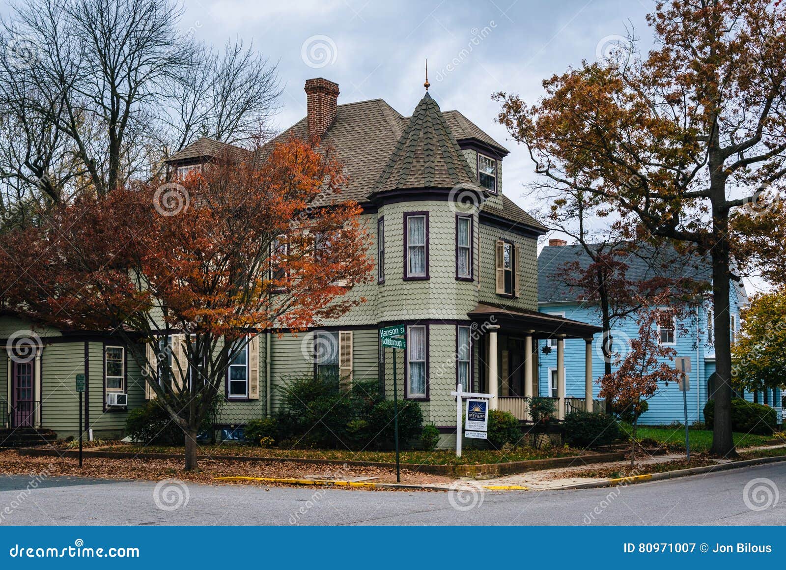 Cor E Casa Do Outono Em Easton, Maryland Fotografia Editorial Imagem
