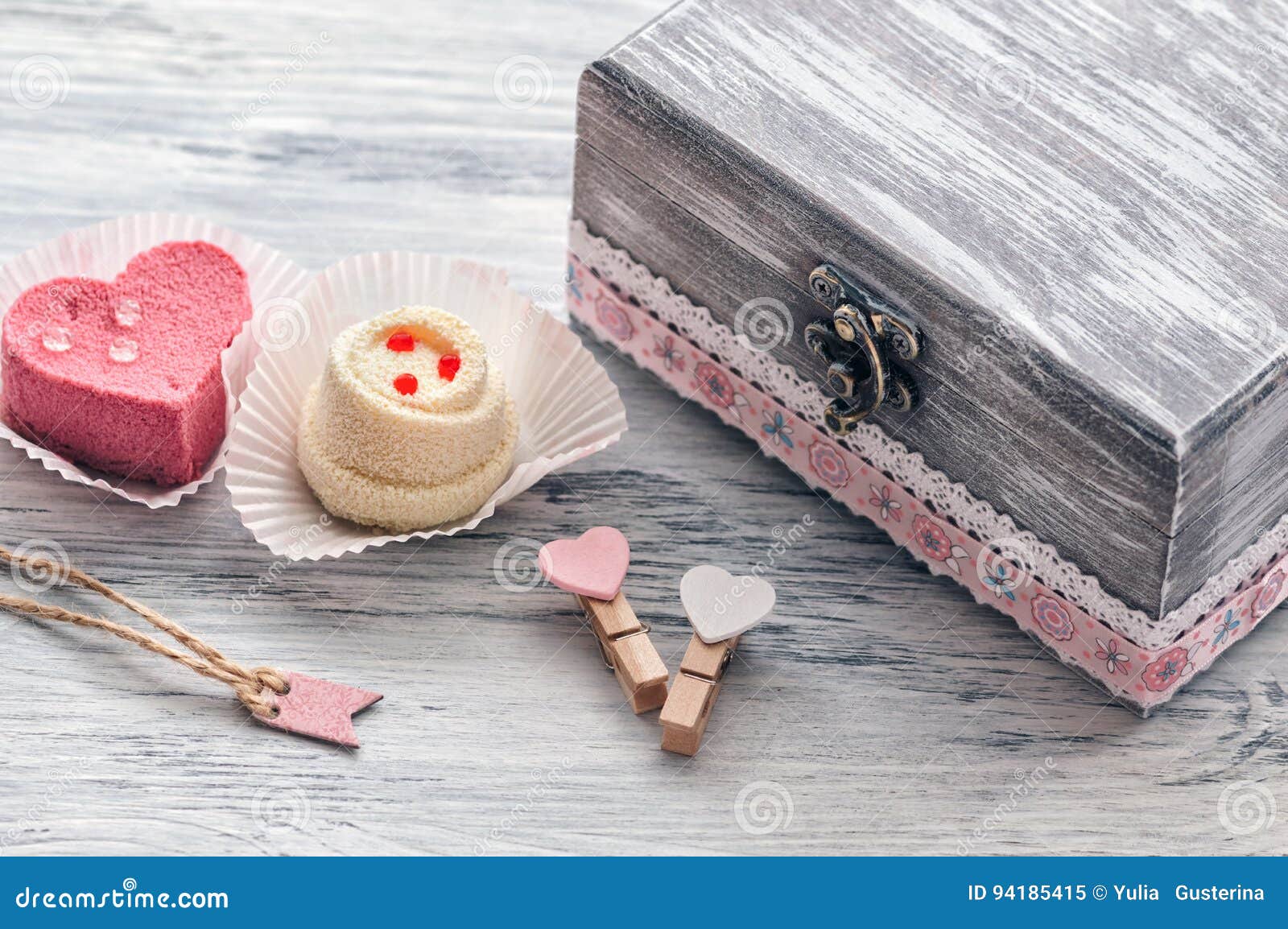 Bolo De Creme Cor-de-rosa Bonito Com Uma Decoração Do Chapéu De Coco Da  Princesa Imagem de Stock - Imagem de delicioso, romance: 112254399