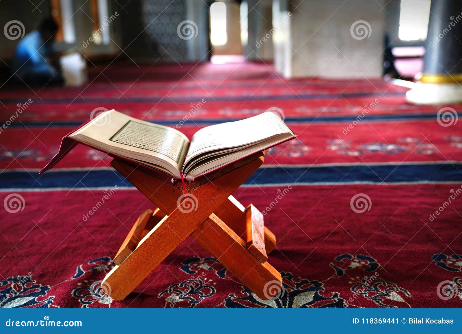 Rehal Avec Coran Ouvert Sur Tapis Prière Musulman L'intérieur