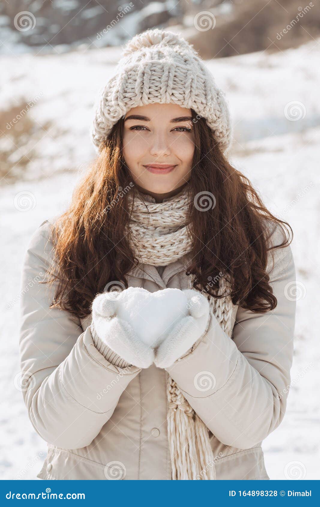 Corazón De Nieve En Manos De Una Mujer Foto de archivo - Imagen de brazo,  muestra: 164898328