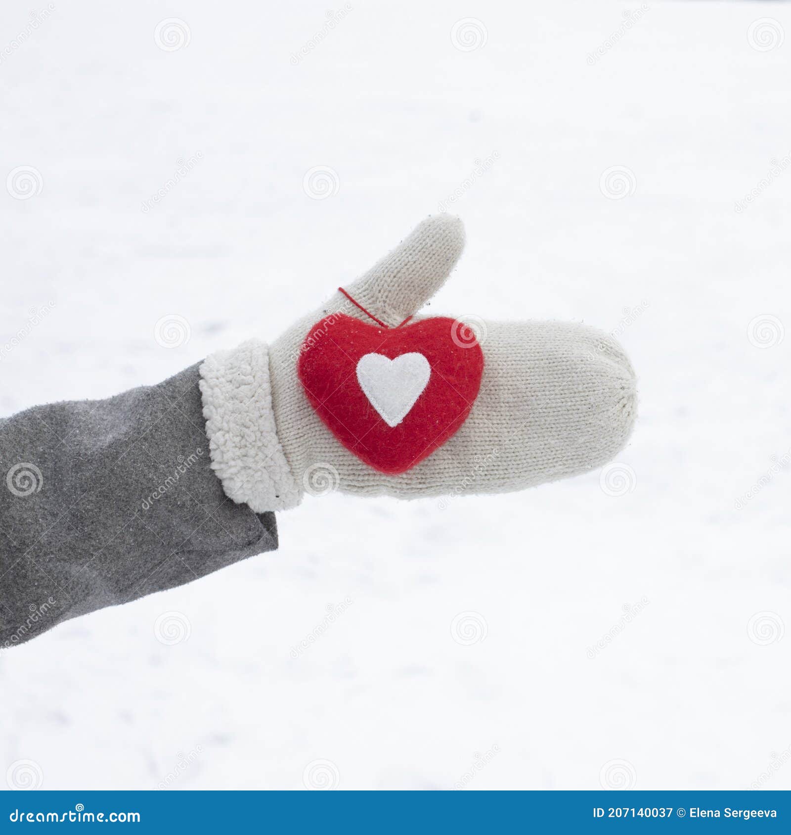 Corazón Rojo Con Mitones Blancos En Un Fondo Nevado de - Imagen concepto, regalo: 207140037