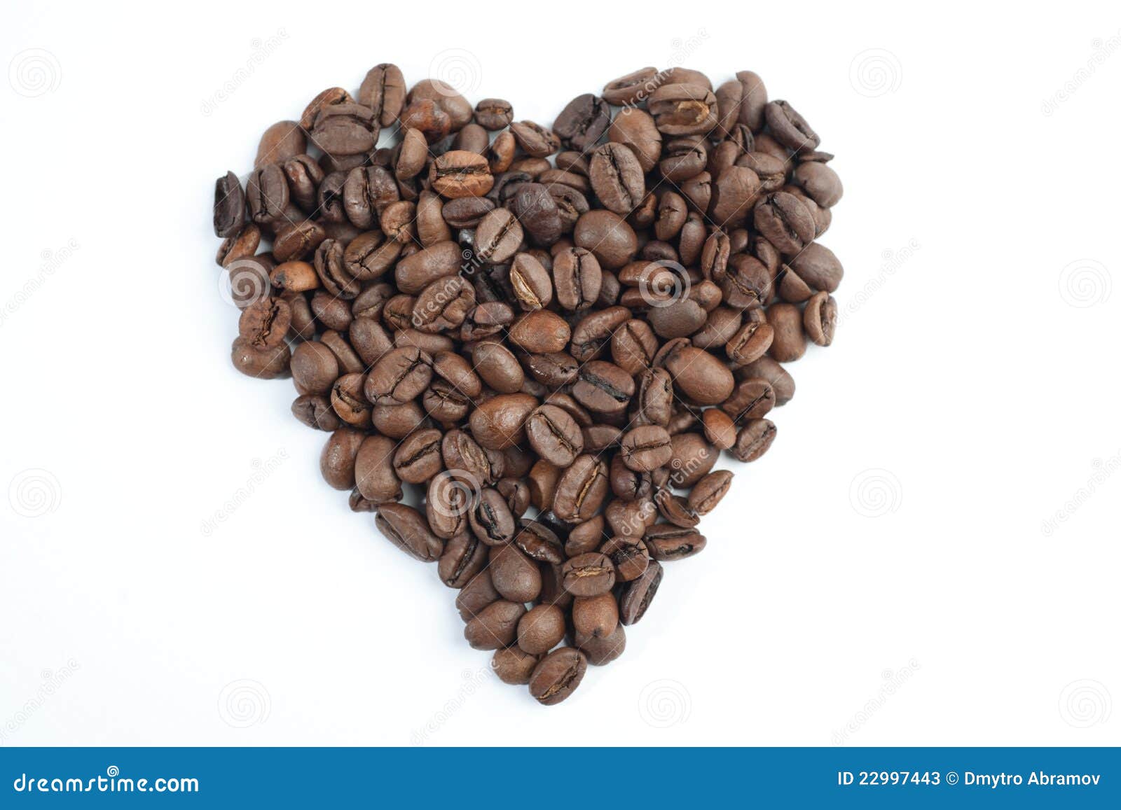 Corazón de los granos de café en el fondo blanco