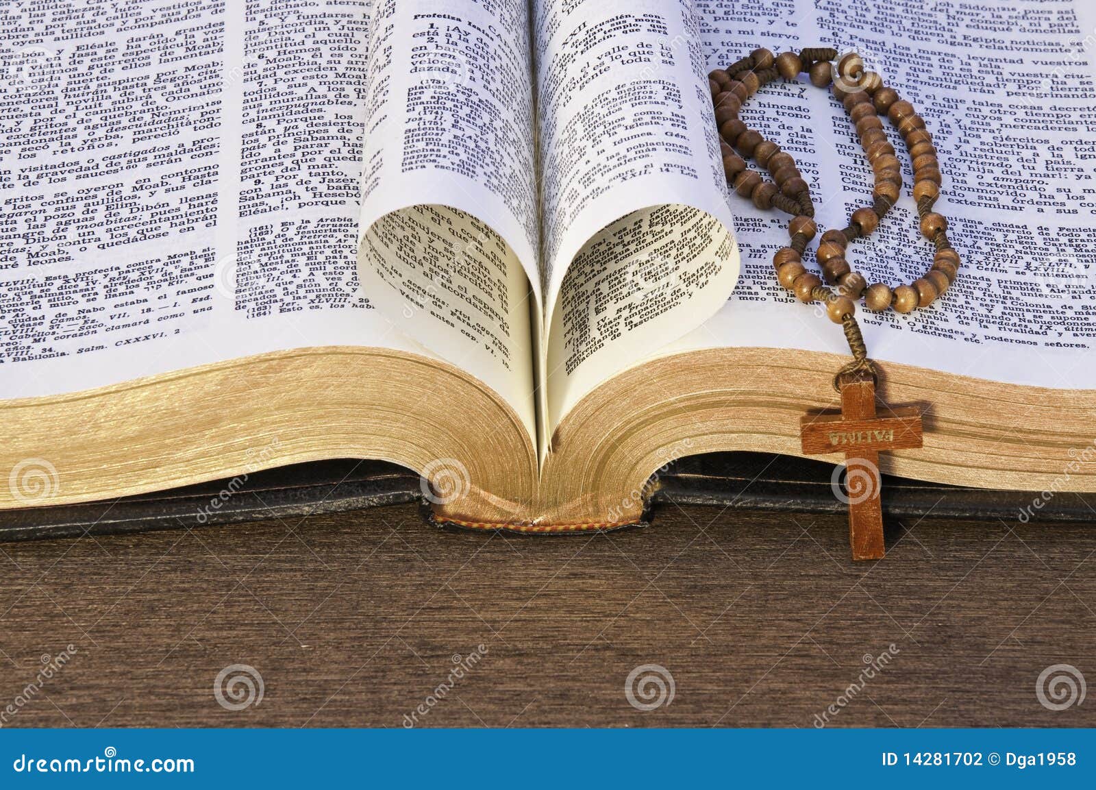 Corazón Hecho Con Las Hojas De La Biblia Foto de archivo Imagen de