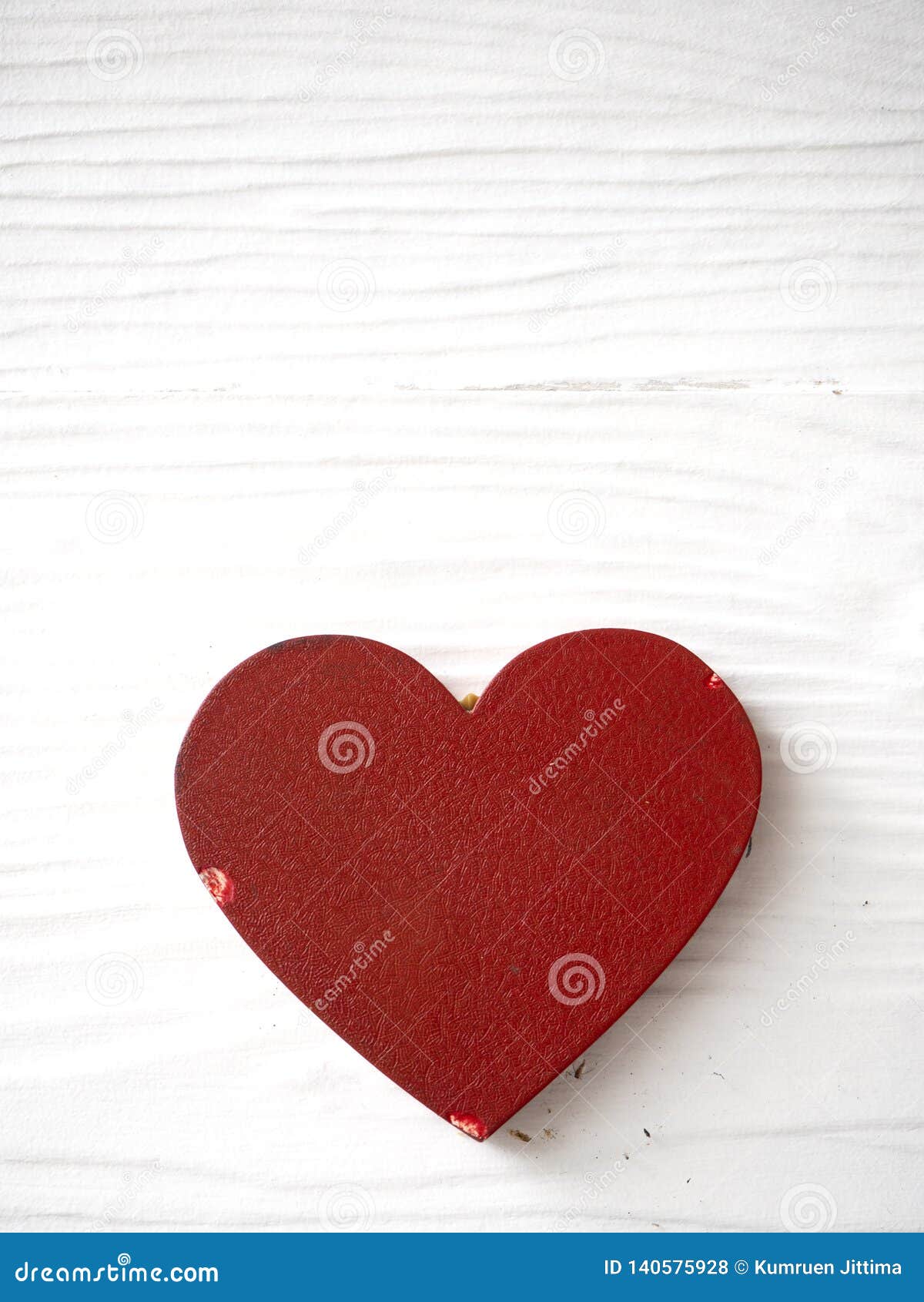 Corazón rojo en de madera blanco. Viejo corazón rojo en los tablones de madera blancos, tarjeta de felicitación del amor