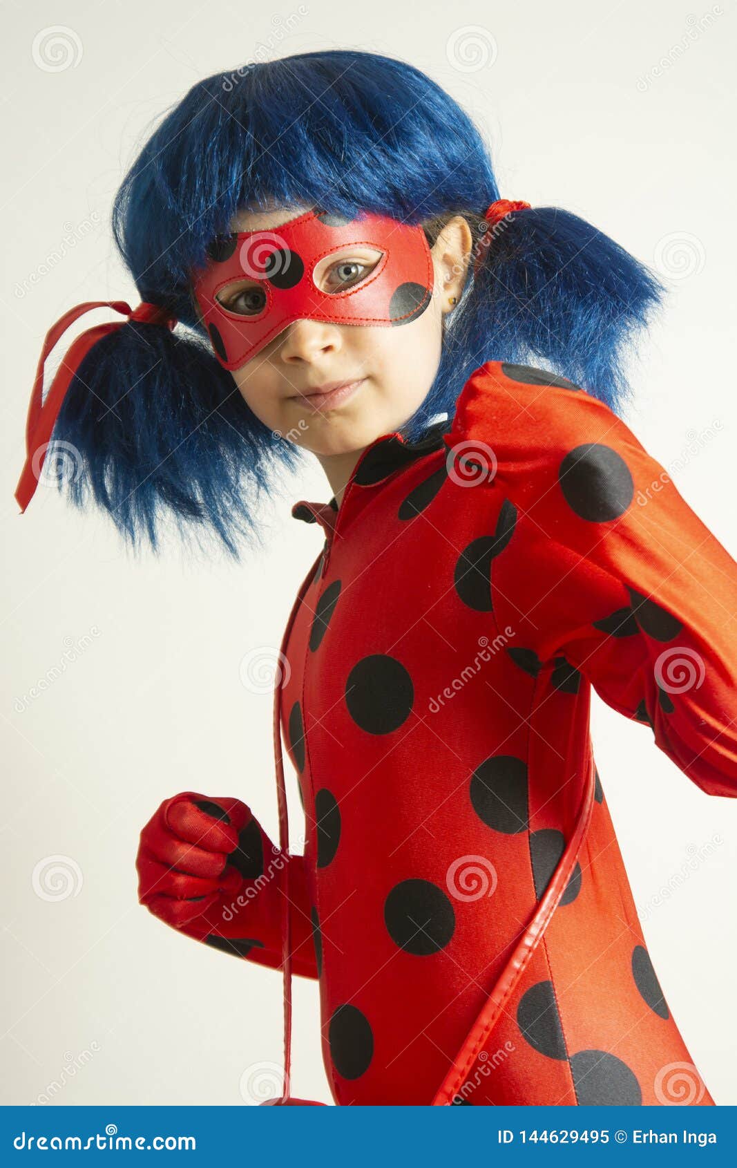 Corby, Regno Unito 12 Marzo 2019 - Bambina in Costume Di Cosplay Di  Myraculous Della Coccinella Coccinella Del Supereroe Con Il R Immagine  Editoriale - Immagine di faccia, sfondo: 144629495