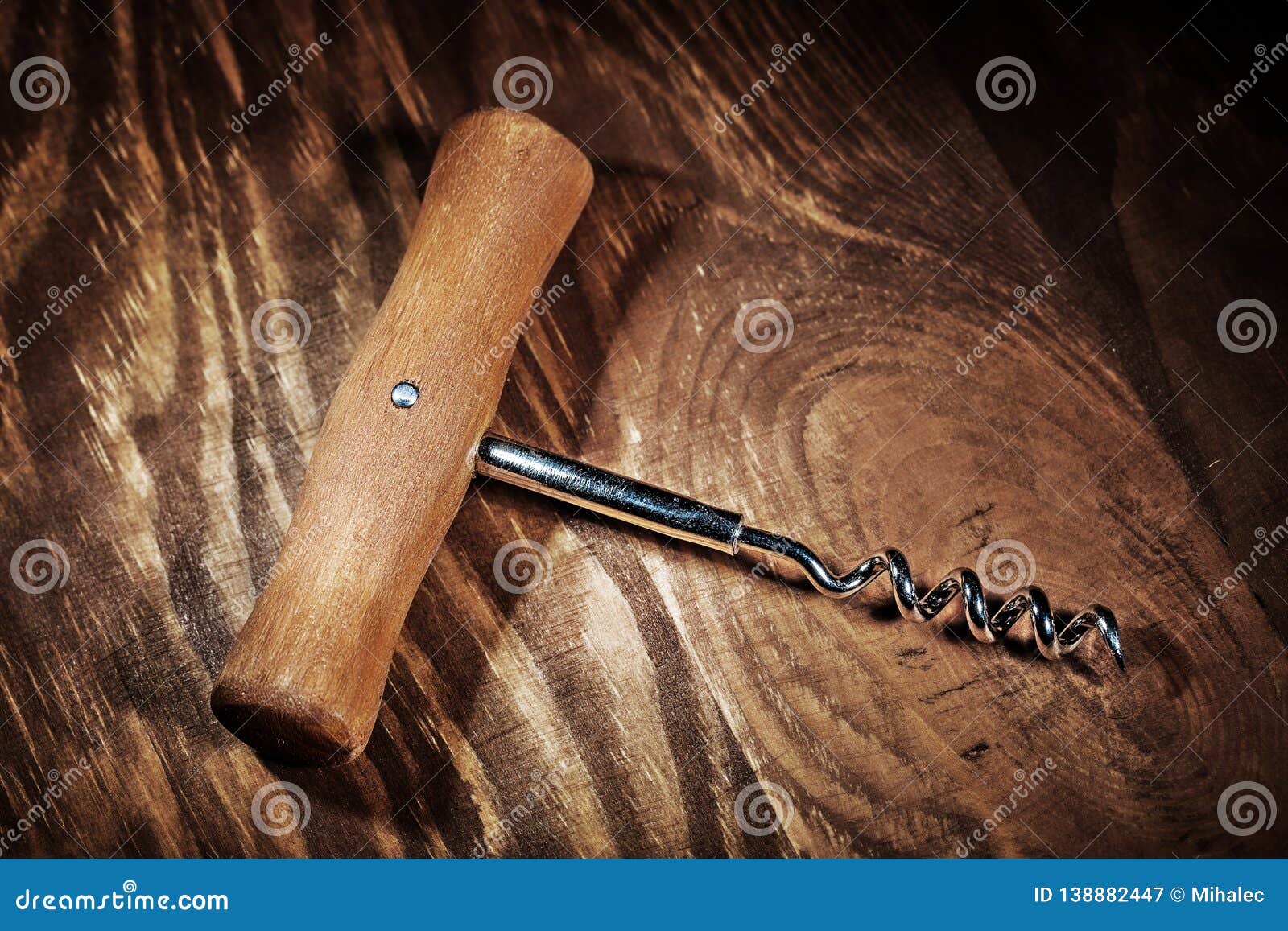 Corckscrew De Madera Del Vintage Imagen de archivo - Imagen de estudio