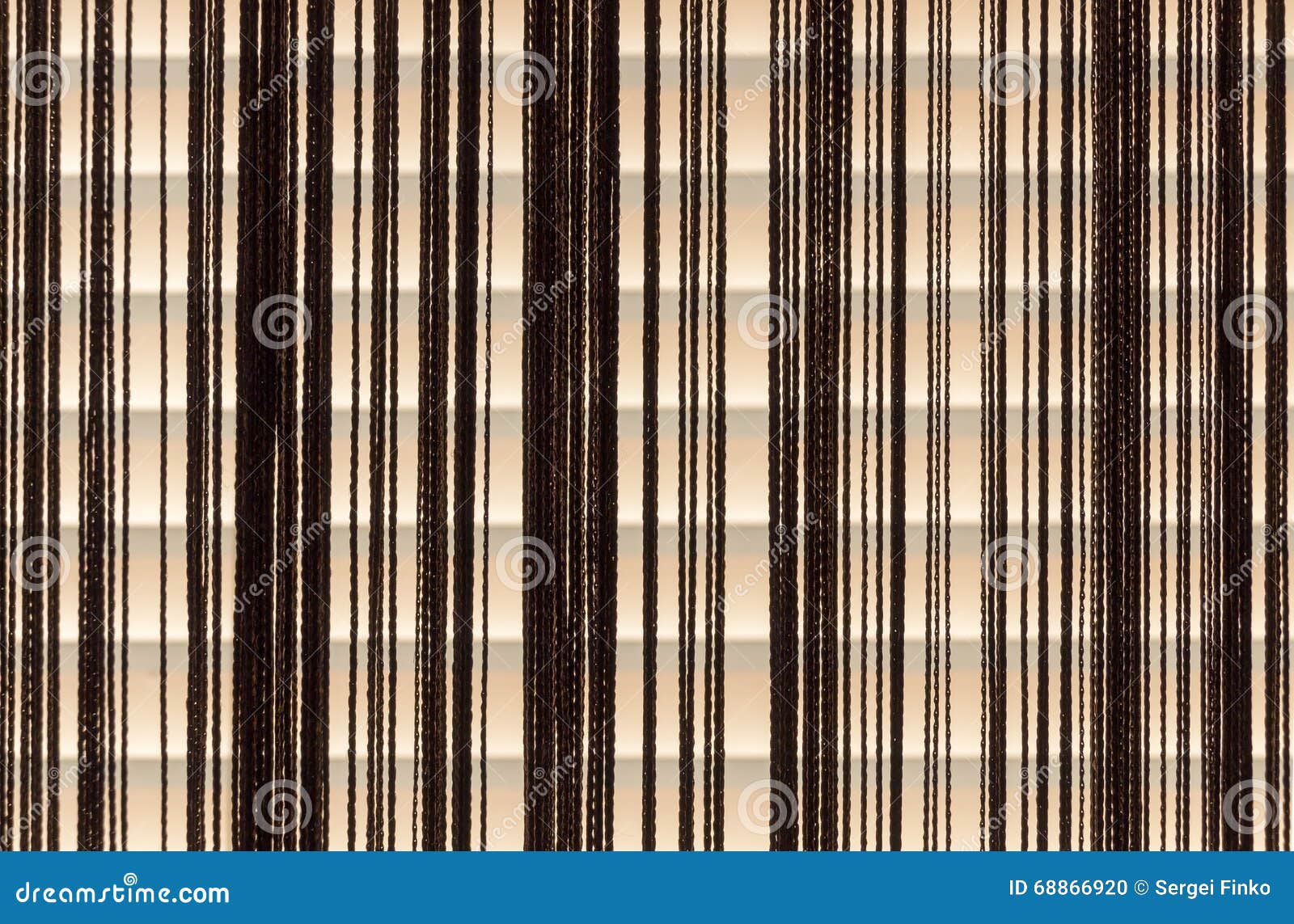 Corda dei ciechi e delle tende di beige fotografia stock ...