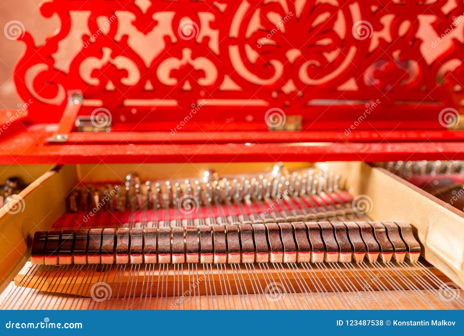 Cordas Dentro De Um Piano De Cauda Vermelho Jogo Do Piano