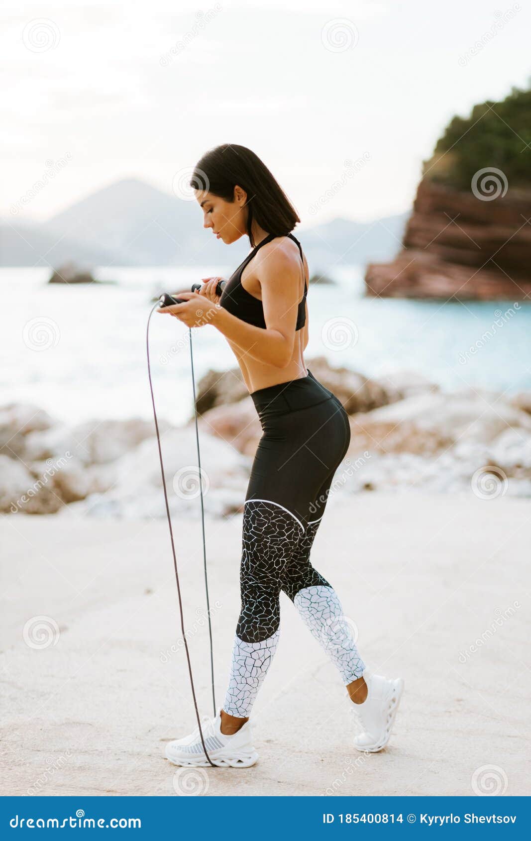 https://thumbs.dreamstime.com/z/corde-%C3%A0-sauter-de-femme-sportive-exercices-sautants-sexy-l-ext%C3%A9rieur-sur-la-plage-mode-vie-sain-185400814.jpg