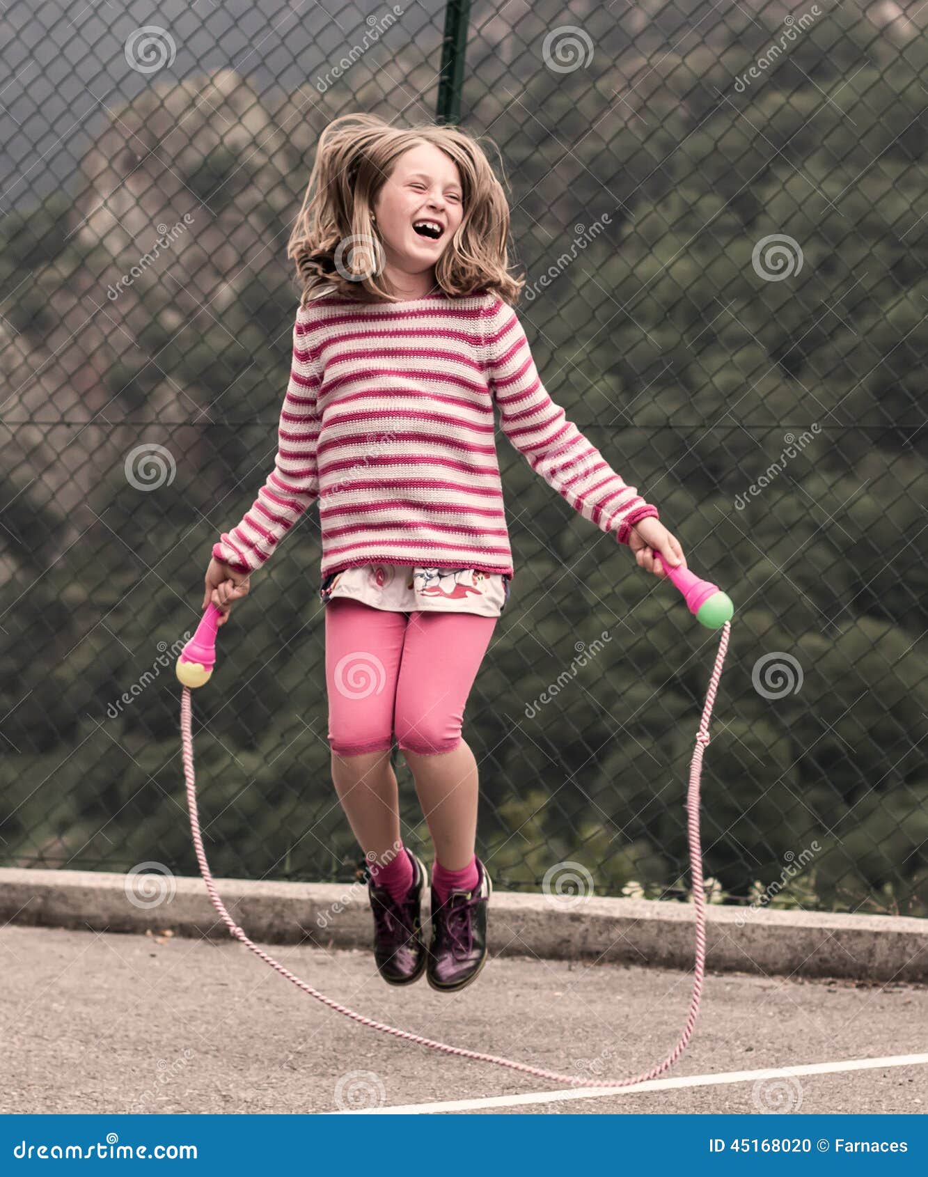 Corde à Sauter De Petite Fille Photo stock - Image du sourire, mignon:  45168020