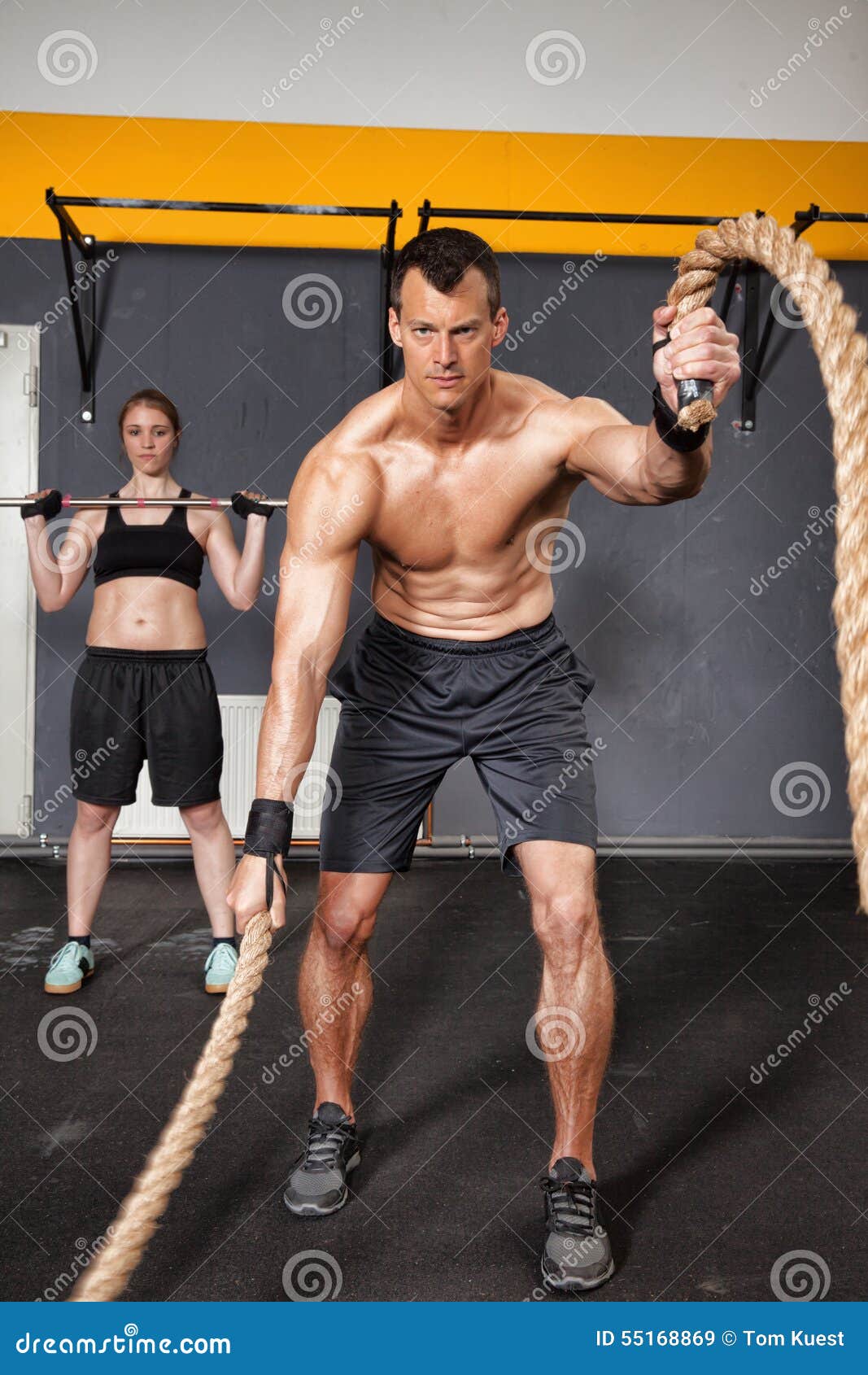 Corde De Oscillation D'homme De Crossfit Image stock - Image du