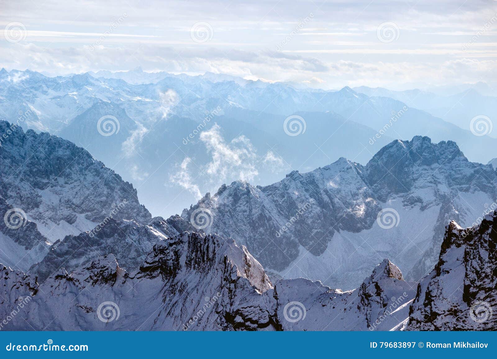 Cordillera rocosa Nevado. Panorama aéreo de una cordillera nevada rocosa con los picos de montaña en un fondo