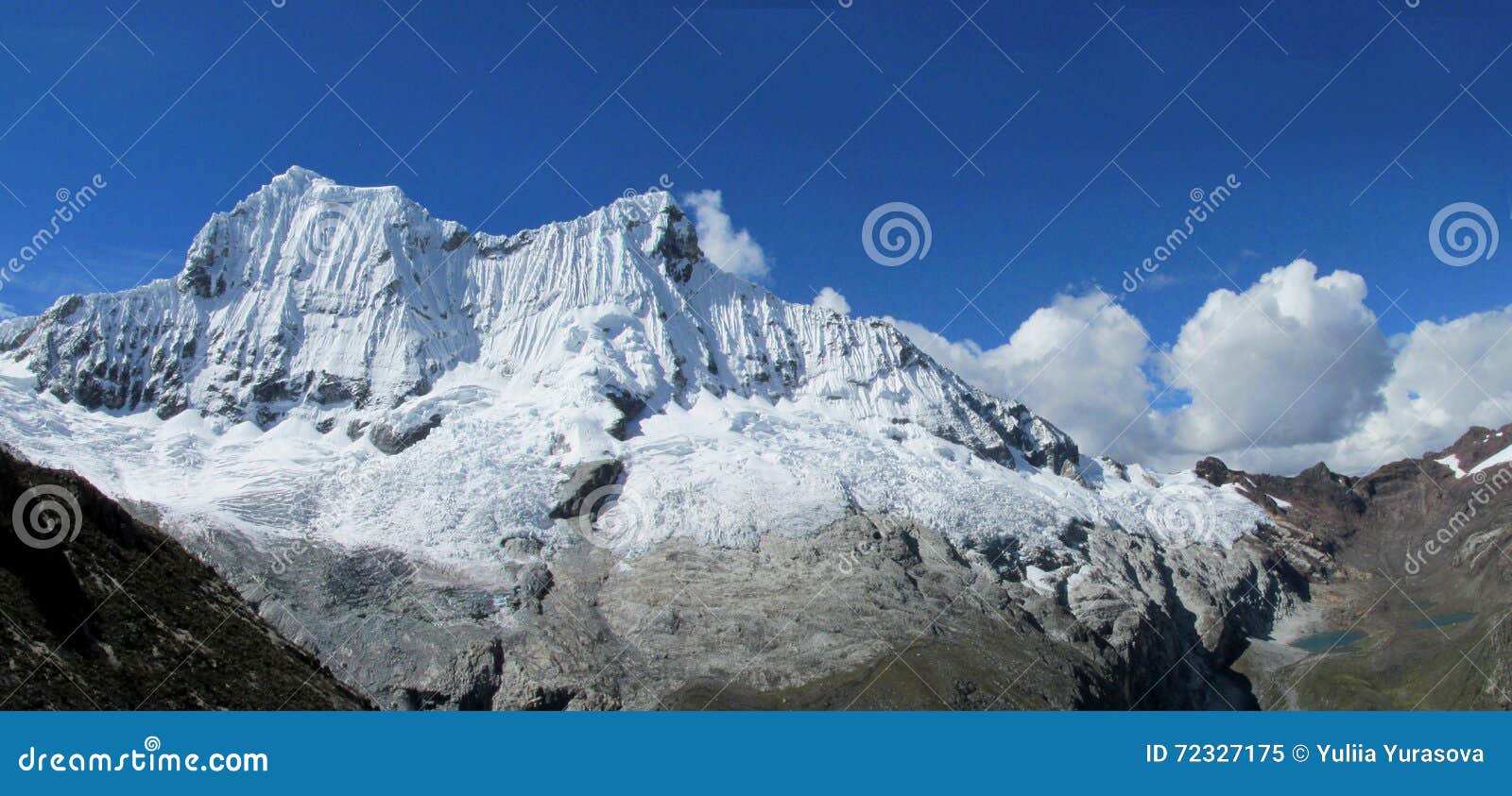 Cordillerablanca mening van laguna 69. Rotsachtige Blanca van de bergketencordillera Van berggletsjers en pieken landschap De sneeuw van de bergrots peaksand Hoge die pieken met blauw ijs en witte sneeuw worden behandeld Reusachtige rotsen en klippen Icefalls, massieve sneeuwblokken op de bergtop