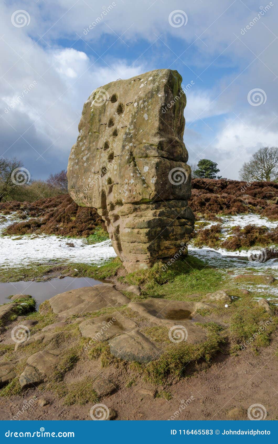 Cork Stone bei Stanton Moor. Cork Stone auf Stanton Moor ist eine Korken geformte natürliche Funktion Die Sandsteinsäule hat itâ€™s zu den gegenwärtigen Form durch die Jahrhunderte verwittert Der Stein kennzeichnet die Schritte, die geschnitzt werden, populär mit Bergsteigern