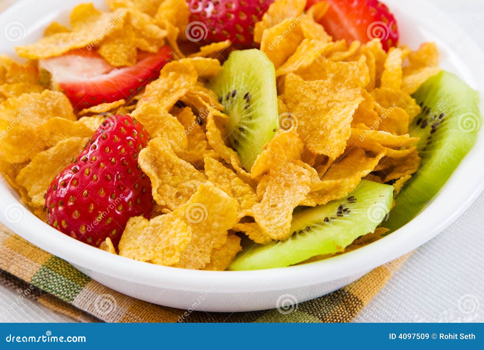 Corn Flakes Mit Erdbeeren Und Kiwi-Frucht Stockbild - Bild von ...