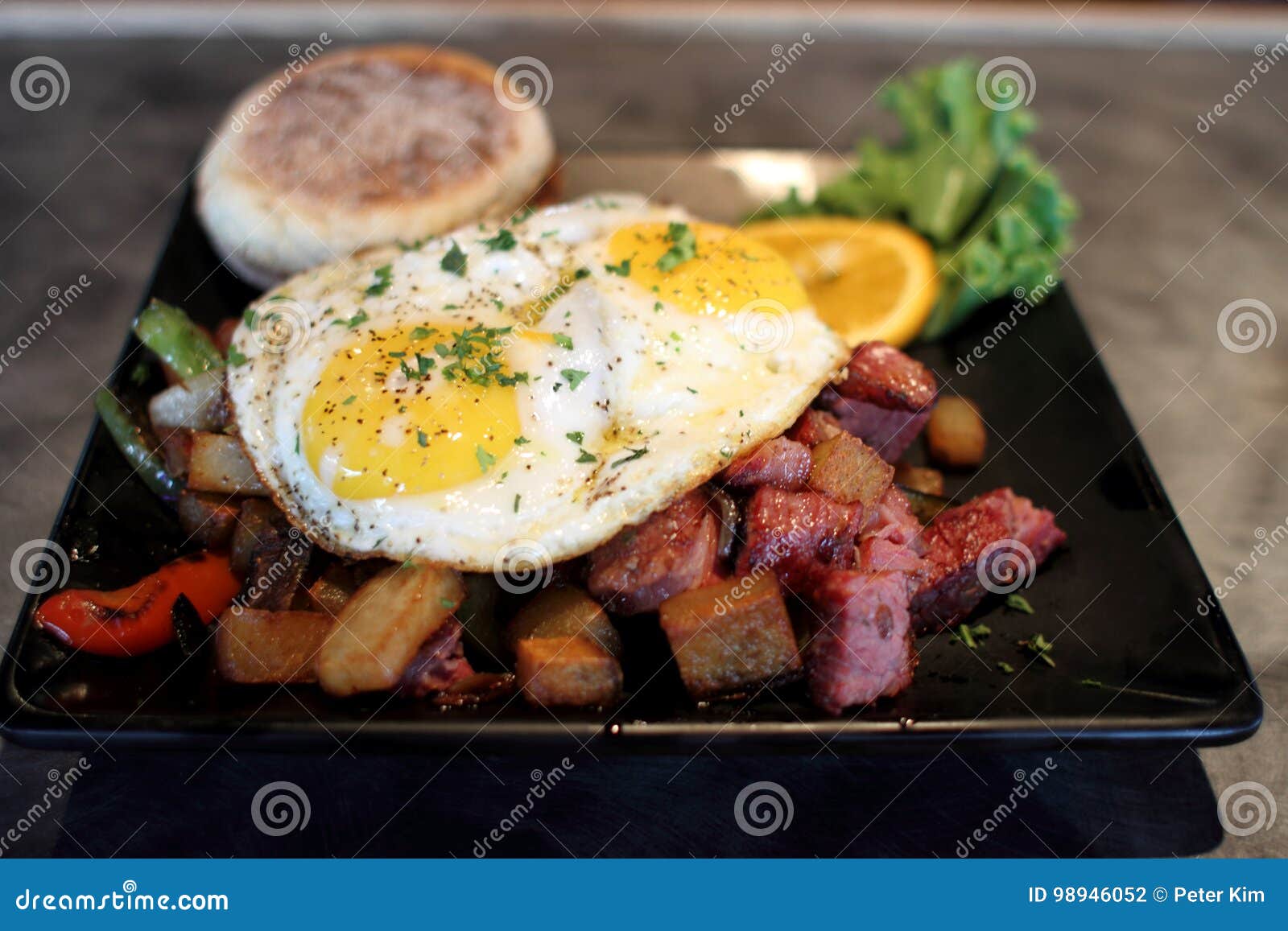 Corned-Beef Hasch Mit Eiern Stockfoto - Bild von gaststätte, kaffee ...