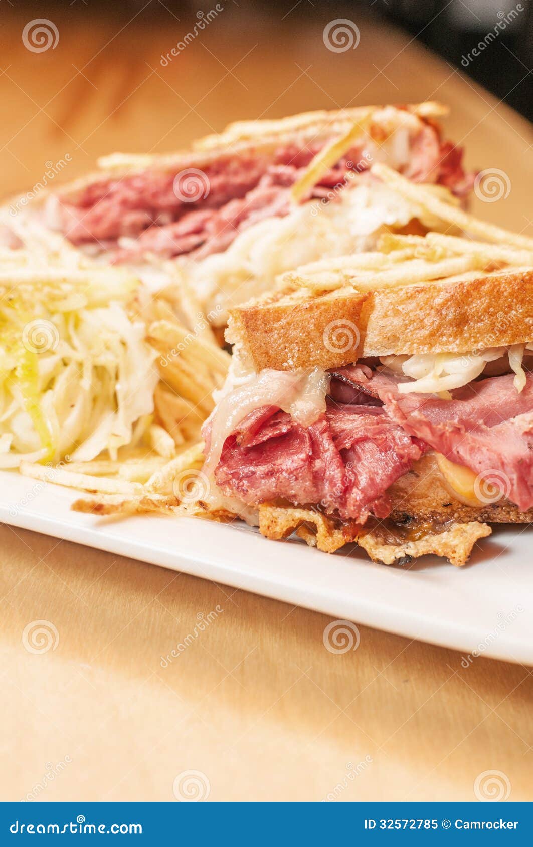 Corned-Beef Und Pastrami-Sandwich Stockbild - Bild von schnell ...