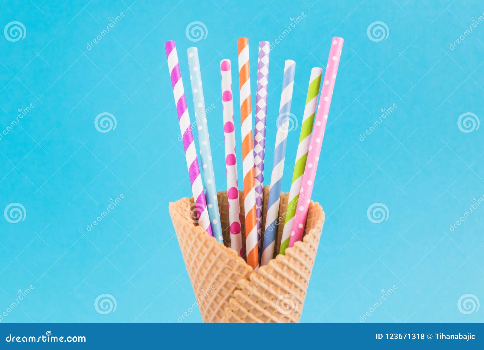 Cornet De Creme Glacee Avec Les Pailles De Papier Colorees De Groupe A L Interieur Sur Le Fond Bleu Lumineux Scene D Anniversair Photo Stock Image Du Fond Glacee Cornet De Creme Glacee Avec Les Pailles De Papier Colorees De Groupe A L Interieur Sur Le Fond Bleu Lumineux Scene D Anniversair Photo Stock Image Du Fond Glacee