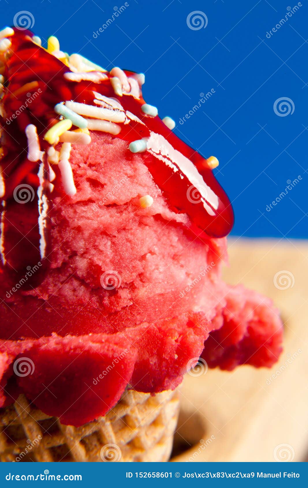 De Crème Glacée De Fraise Avec Le Sirop Image stock Image du