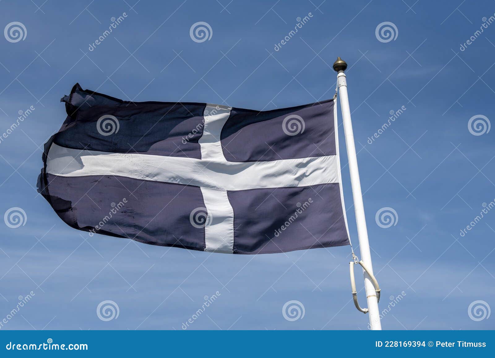 Cornish flag mang trong mình một sự lãng mạng và lịch sự của vùng đất phía tây nước Anh. Cùng chiêm ngưỡng hình ảnh này và trải nghiệm màu xanh lam sâu thẳm cùng với vòng tròn vàng đỏ sáng lấp lánh.