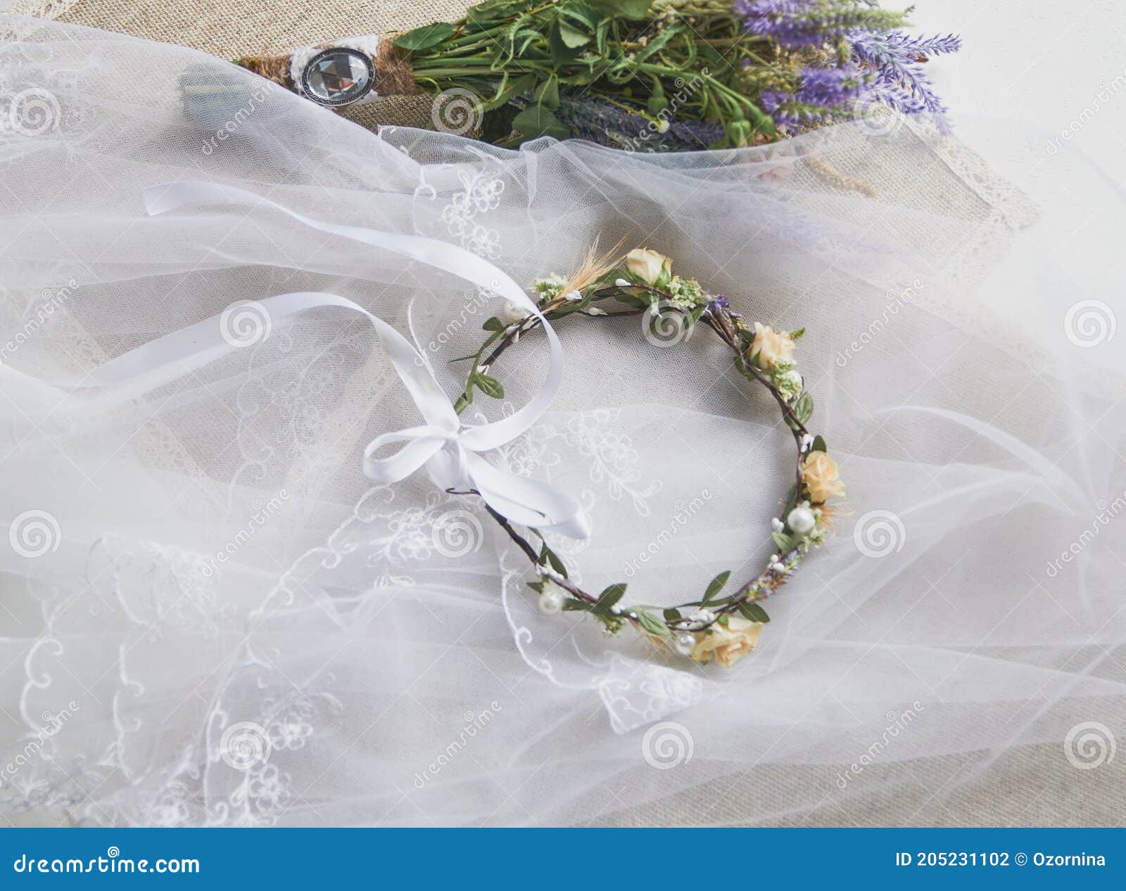 Coroa De Casamento Na Mesa Com O Buquê De Lavanda Foto de Stock - Imagem de  beleza, casado: 205231102