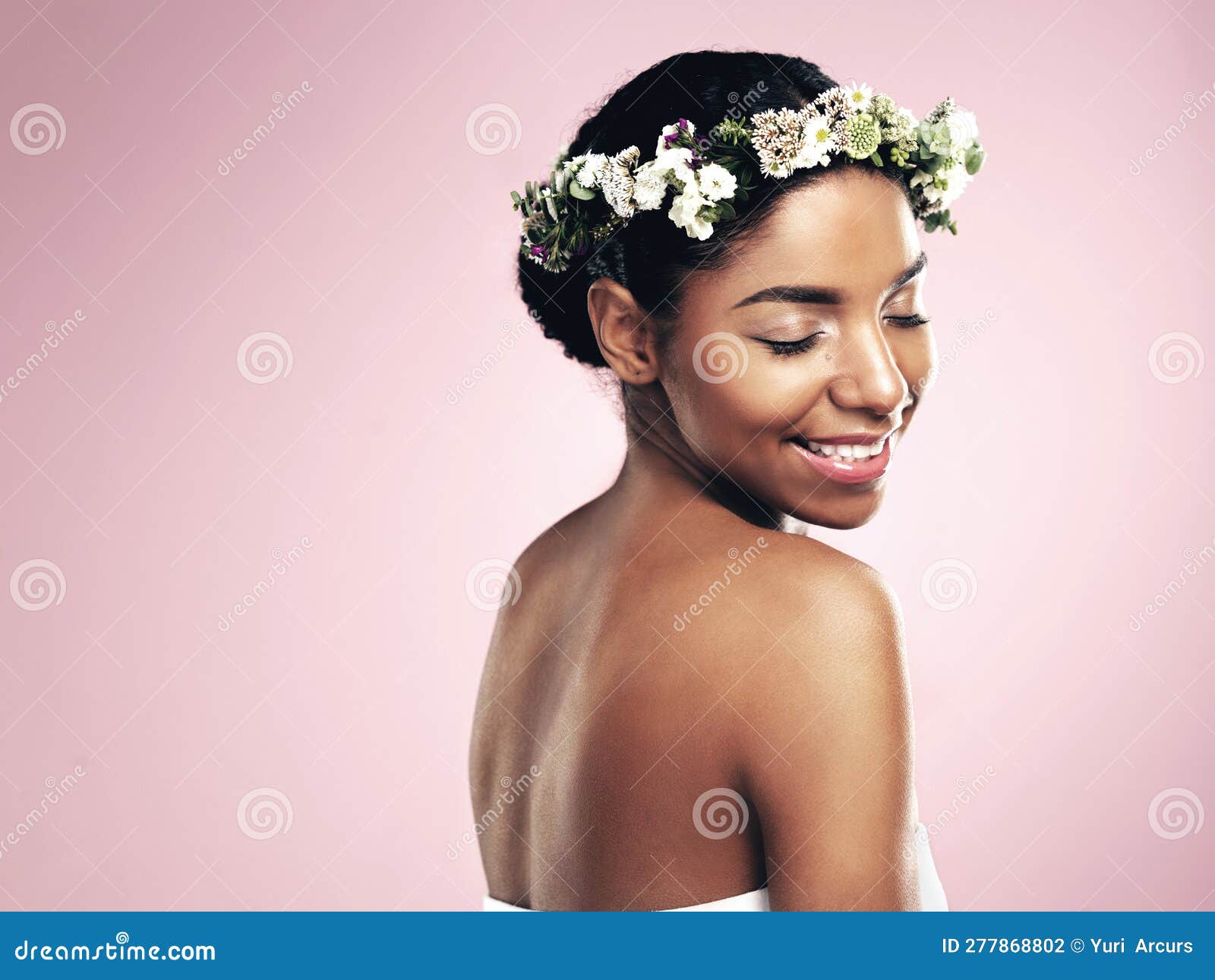 Corona E Fiori Per Capelli, Sfondo Rosa E Studio Per Piante Di Bellezza  Naturali E Derisione. Modello Africano Felice Fotografia Stock - Immagine di  fiori, faccia: 277868802