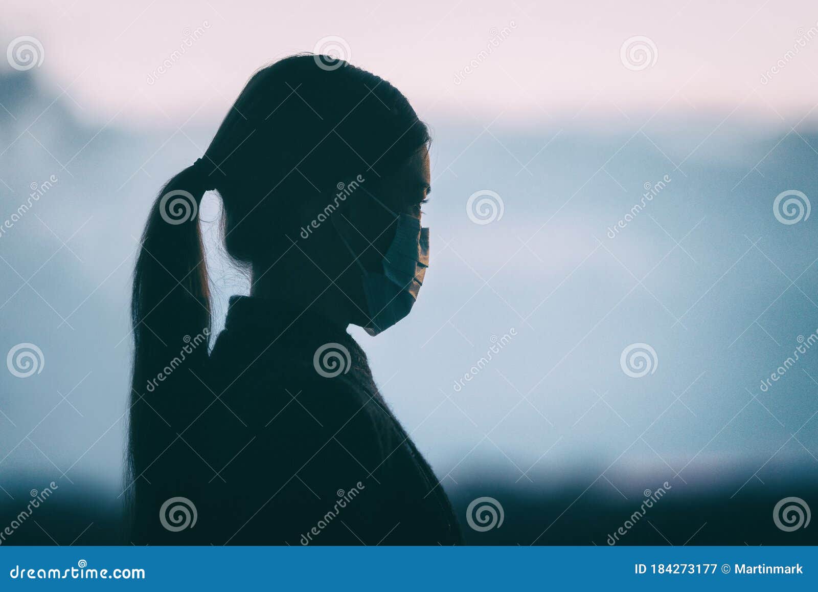 8,519 Perfil Triste De Las Mujeres Fotos de stock - Fotos libres de  regalías de Dreamstime