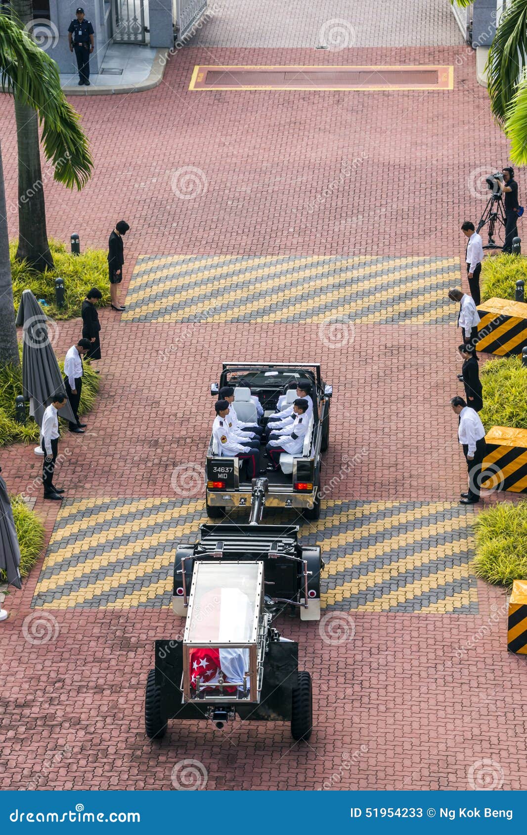 Corpo do Sr. Casa entrando do parlamento de Lee Kuan Yew do Istana o 25 de março de 2015. O caixão de LKY que incorpora a porta da casa do parlamento em um transporte de arma