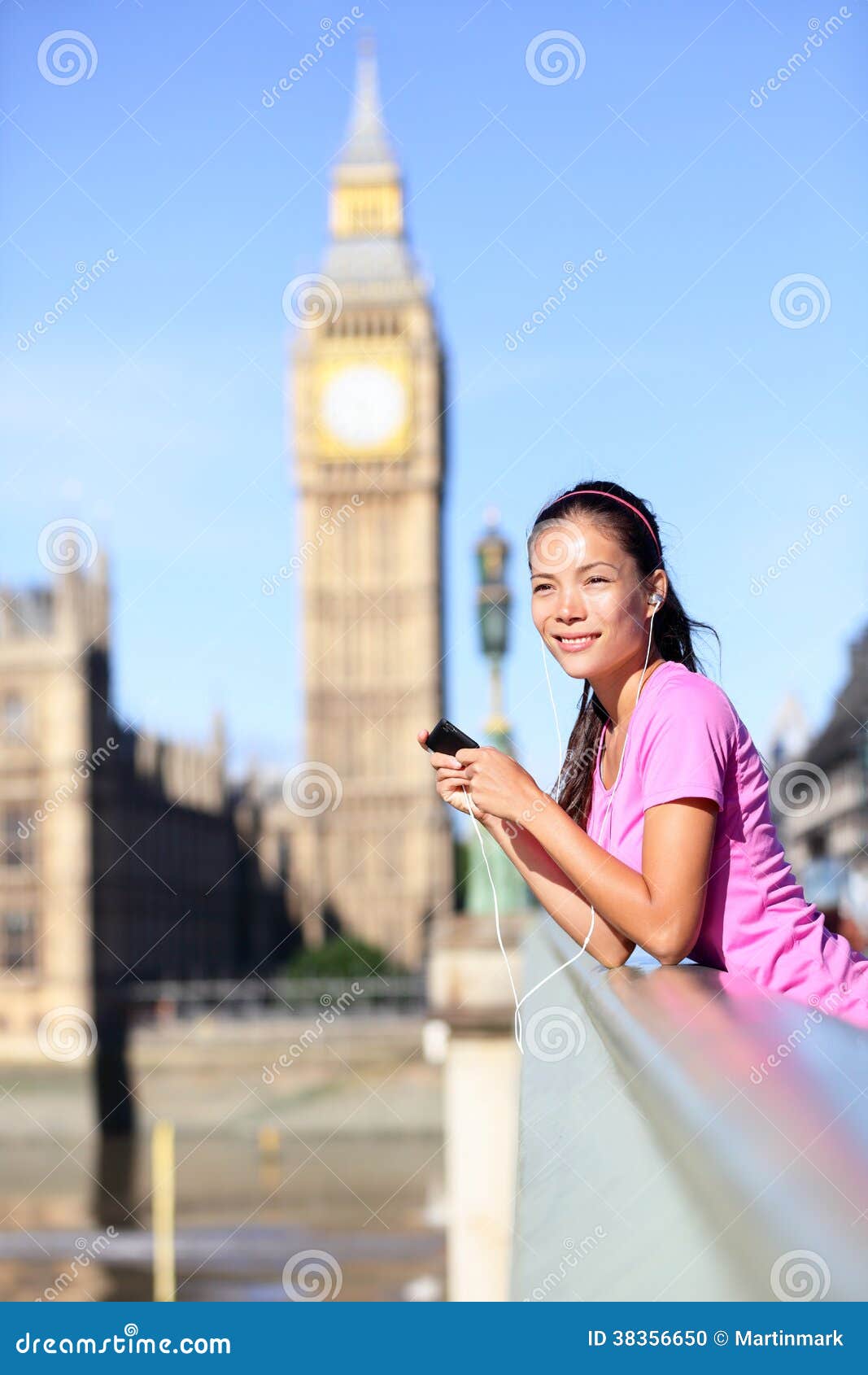 Женщина лондон. Женщина в Лондоне. Красивые женщины Лондона. Лондона на женской руке. Девушка в розовом платье на фоне Биг Бена.